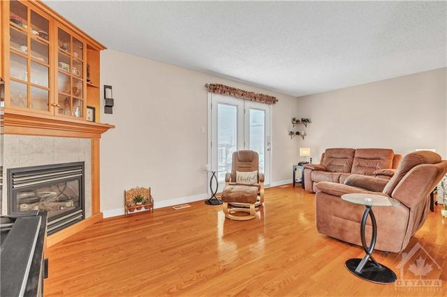 3043 Mannering Court, Home with 3 bedrooms, 2 bathrooms and 4 parking in Ottawa ON | Image 10