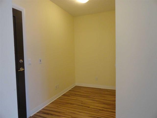 2006 - 75 Eglinton Ave W, Condo with 1 bedrooms, 1 bathrooms and 1 parking in Mississauga ON | Image 3