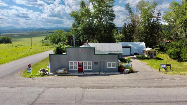 492093 161 Street W, House detached with 2 bedrooms, 1 bathrooms and 2 parking in Foothills County AB | Image 1