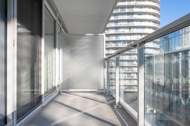 1002 - 17 Bathurst St, Condo with 1 bedrooms, 2 bathrooms and 0 parking in Toronto ON | Image 6