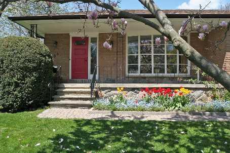 63 Maplewood Rd, House detached with 4 bedrooms, 2 bathrooms and 2 parking in Mississauga ON | Image 3