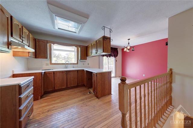 4131 Lafortune Drive, House detached with 3 bedrooms, 1 bathrooms and 6 parking in Ottawa ON | Image 3