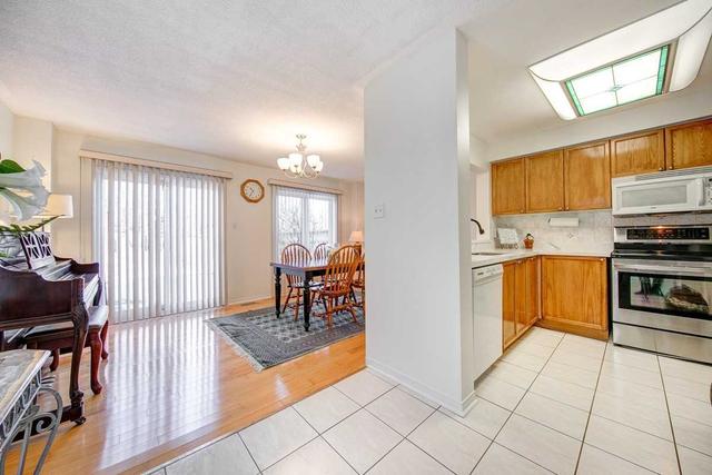 2899 Westbury Crt, House semidetached with 3 bedrooms, 2 bathrooms and 4 parking in Mississauga ON | Image 2