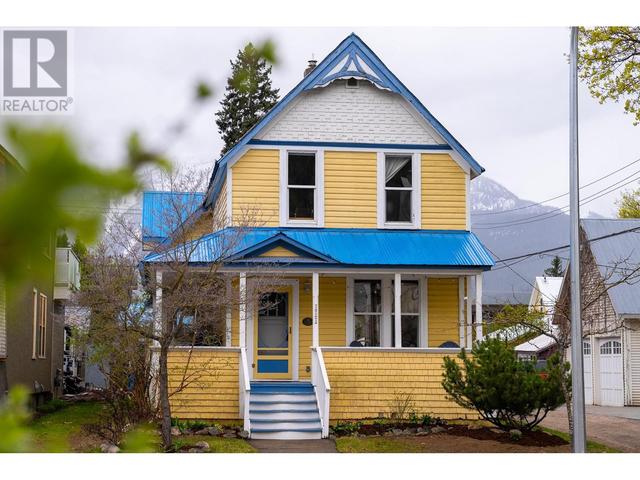 101 Third Street, Street E, House detached with 4 bedrooms, 2 bathrooms and null parking in Revelstoke BC | Image 1