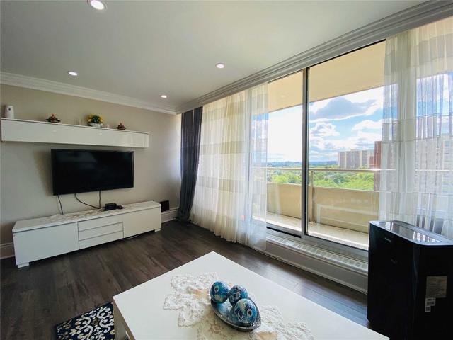 910 - 19 Four Winds Dr, Condo with 3 bedrooms, 2 bathrooms and 1 parking in Toronto ON | Image 3