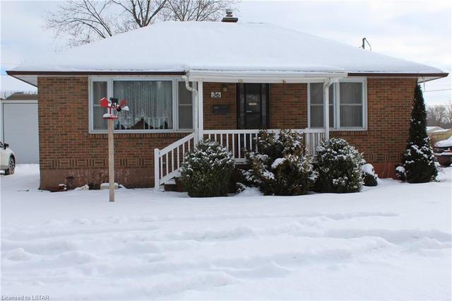 36 Carroll Street W, House detached with 2 bedrooms, 1 bathrooms and null parking in Strathroy Caradoc ON | Image 2