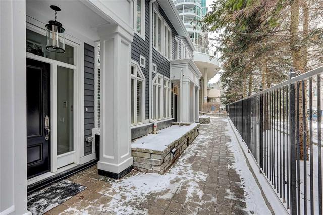 th3 - 2067 Lake Shore Blvd W, Townhouse with 3 bedrooms, 2 bathrooms and 2 parking in Toronto ON | Image 2