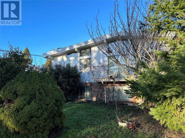 2292 Edgelow St, House detached with 5 bedrooms, 3 bathrooms and 4 parking in Saanich BC | Image 2