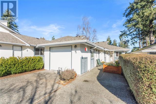 4 - 5156 Cordova Bay Rd, House attached with 2 bedrooms, 1 bathrooms and 1 parking in Saanich BC | Image 2
