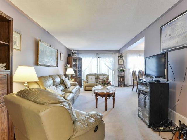 3145 Mallbridge Cres, House semidetached with 4 bedrooms, 3 bathrooms and 8 parking in Mississauga ON | Image 3