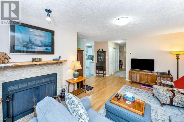 203 - 940 Inverness Rd, Condo with 2 bedrooms, 2 bathrooms and 1 parking in Saanich BC | Image 3