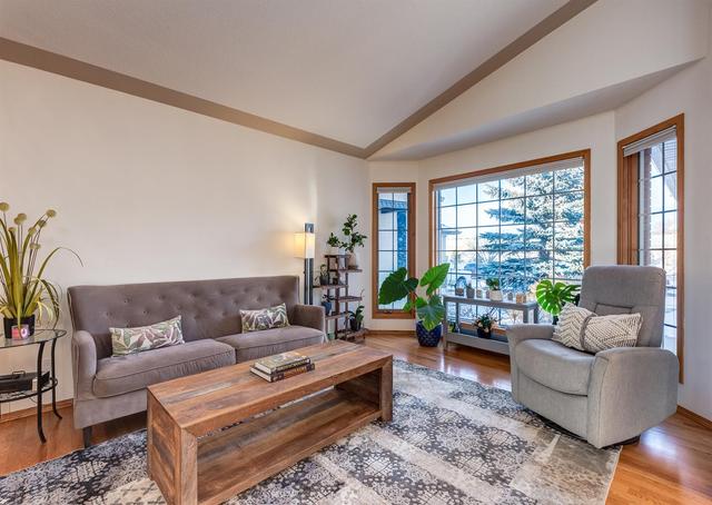 315 Scenic View Bay Nw, House detached with 4 bedrooms, 3 bathrooms and 4 parking in Calgary AB | Image 3