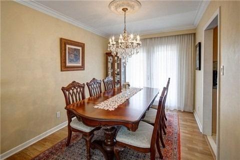 10 Oscar Crt, House detached with 3 bedrooms, 1 bathrooms and 4 parking in Toronto ON | Image 3