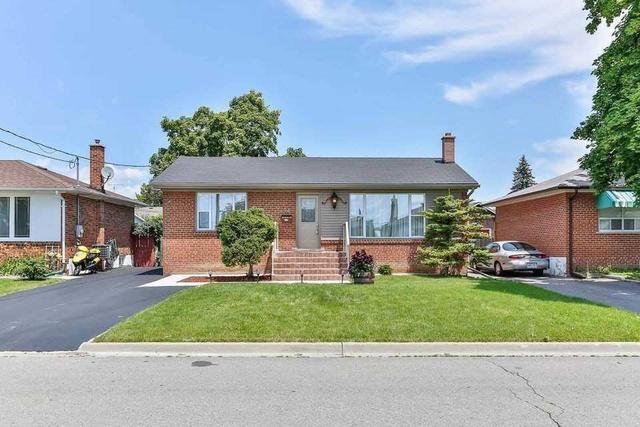 24 Edgemont Dr, House detached with 3 bedrooms, 1 bathrooms and 2 parking in Brampton ON | Image 1