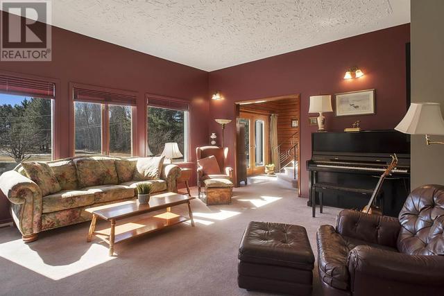 2135 Riverdale Road W, House detached with 5 bedrooms, 3 bathrooms and null parking in Thunder Bay ON | Image 4