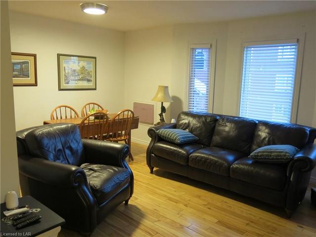 202-b - 653 Cedar Lane Lane, House attached with 2 bedrooms, 1 bathrooms and null parking in Bracebridge ON | Image 5