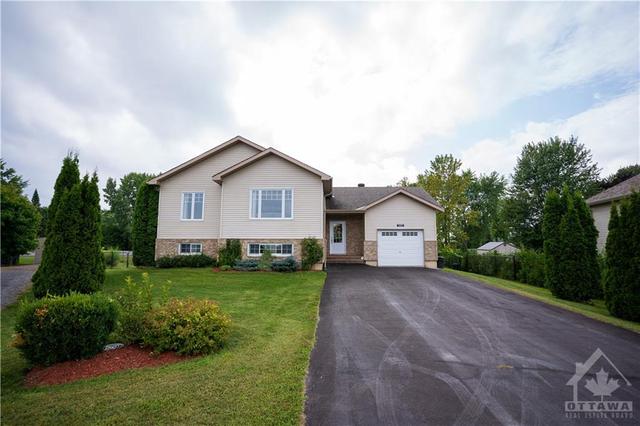 4300 Schell Street, House detached with 3 bedrooms, 2 bathrooms and 5 parking in South Dundas ON | Image 1