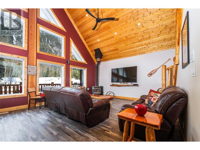 3299 Loschinski Road, House detached with 6 bedrooms, 3 bathrooms and null parking in Columbia Shuswap B BC | Image 15