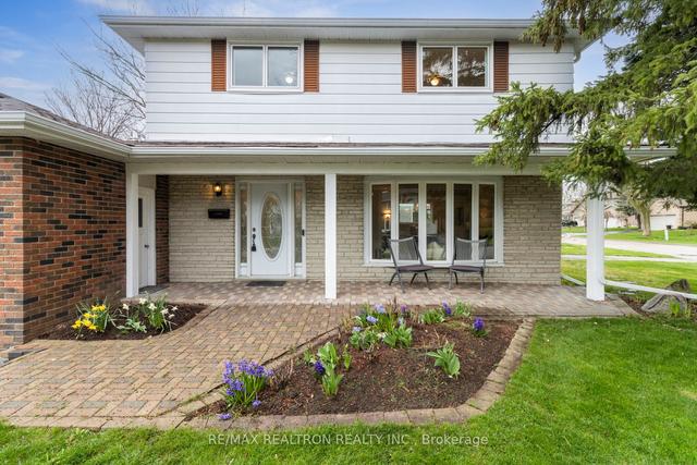 1051 Wildwood Dr, House detached with 4 bedrooms, 3 bathrooms and 6 parking in Newmarket ON | Image 12