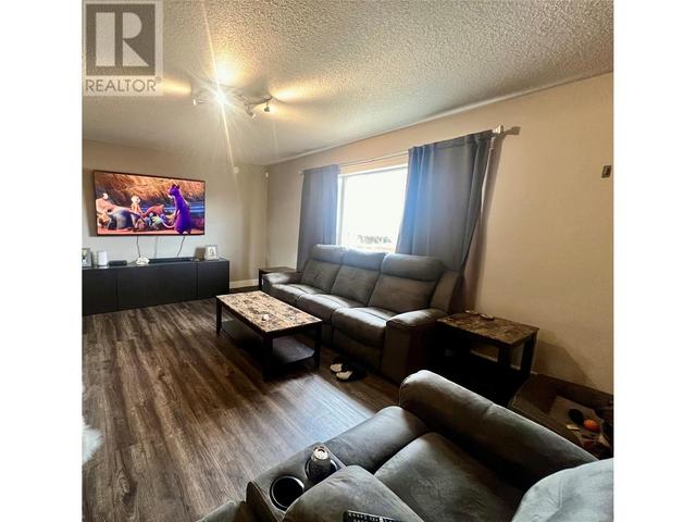 1724 84 Avenue, House detached with 6 bedrooms, 3 bathrooms and 2 parking in Dawson Creek BC | Image 3