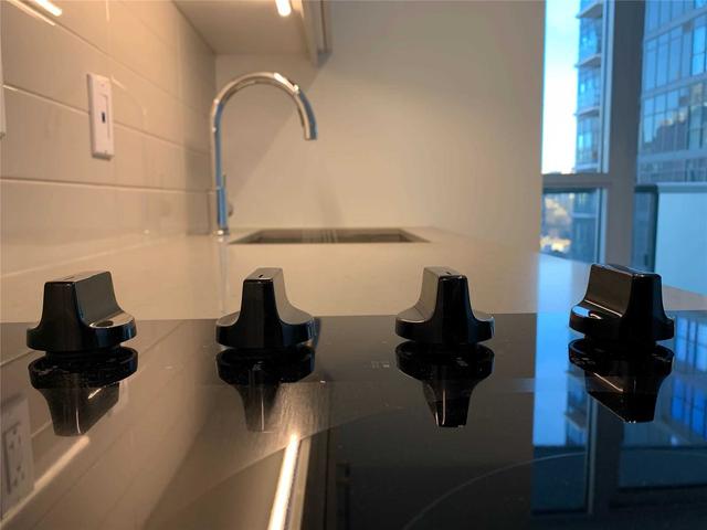 1409 - 77 Mutual St, Condo with 2 bedrooms, 1 bathrooms and 0 parking in Toronto ON | Image 3