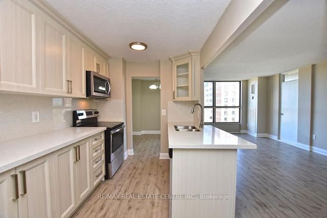 803 - 3170 Kirwin Ave, Condo with 3 bedrooms, 2 bathrooms and 1 parking in Mississauga ON | Image 9
