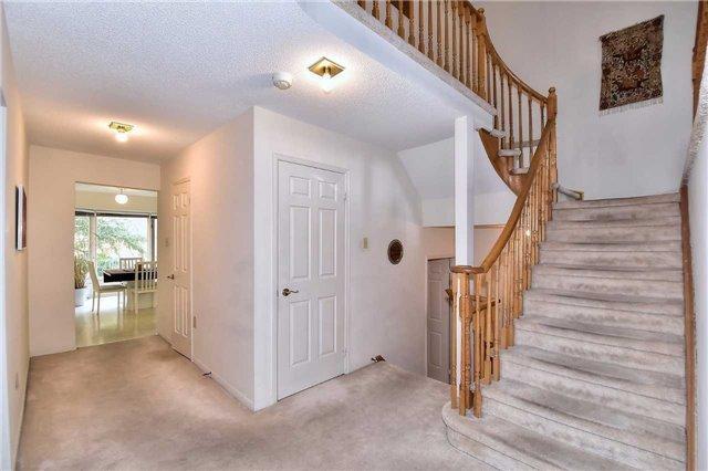 94 Pinewood Dr, House detached with 3 bedrooms, 4 bathrooms and 2 parking in Vaughan ON | Image 2