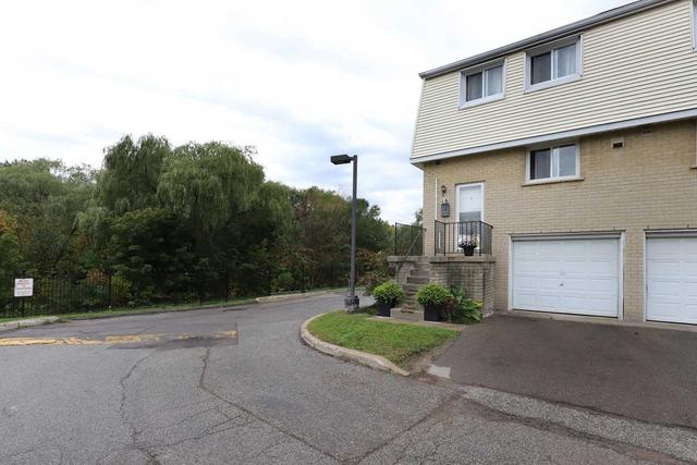 16 - 400 Mississauga Valley Blvd, Townhouse with 3 bedrooms, 2 bathrooms and 2 parking in Mississauga ON | Image 12