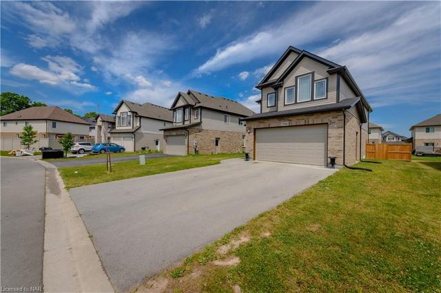 7766 Coulson Crescent, House detached with 4 bedrooms, 2 bathrooms and 4 parking in Niagara Falls ON | Image 4