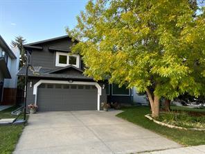27 Sunrise Crescent Se, House detached with 3 bedrooms, 3 bathrooms and 4 parking in Calgary AB | Image 2