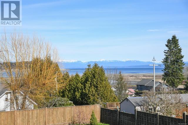 3828 Laurel Dr, House detached with 4 bedrooms, 2 bathrooms and 6 parking in Comox Valley A BC | Image 5