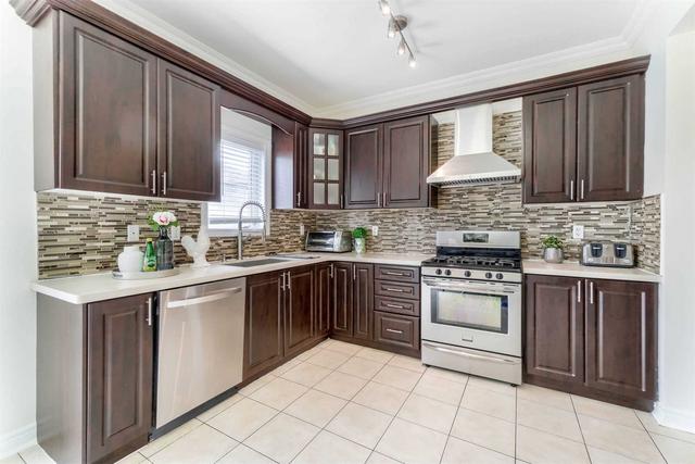 72 Laurentide Cres, House detached with 4 bedrooms, 3 bathrooms and 6 parking in Brampton ON | Image 9