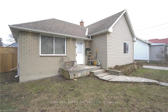 118 Cobden St, House detached with 2 bedrooms, 2 bathrooms and 3 parking in Sarnia ON | Image 1