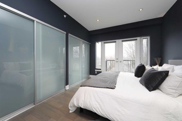 985 Dundas St E, House attached with 2 bedrooms, 3 bathrooms and 1 parking in Toronto ON | Image 21