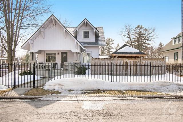 102 King Street, House detached with 5 bedrooms, 2 bathrooms and 5 parking in North Dundas ON | Image 3