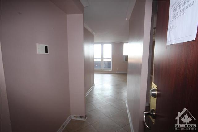2000 Jasmine Crescent, Condo with 3 bedrooms, 2 bathrooms and 1 parking in Ottawa ON | Image 2
