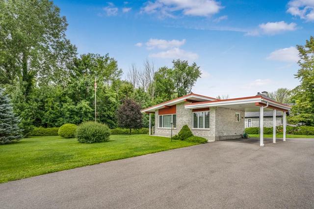 2897 Front Road, House detached with 3 bedrooms, 2 bathrooms and 4 parking in East Hawkesbury ON | Image 2
