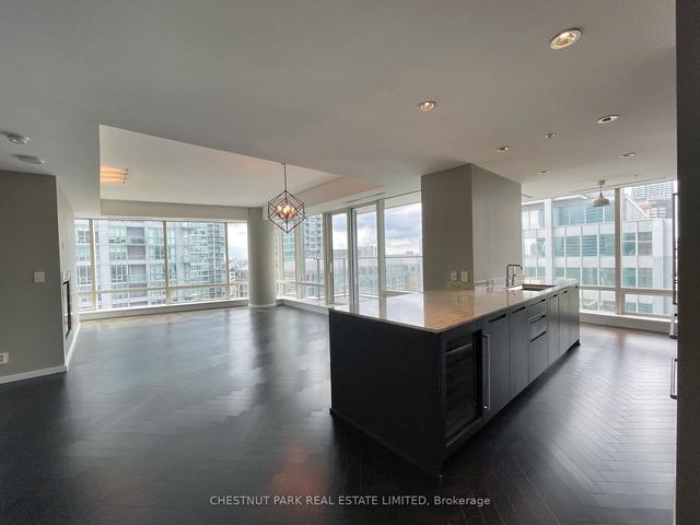 1802 - 180 University Ave, Condo with 1 bedrooms, 2 bathrooms and 11 parking in Toronto ON | Image 4
