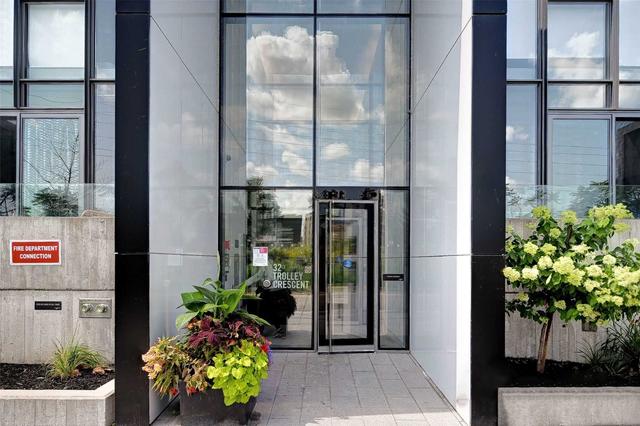 1220 - 32 Trolley Cres, Condo with 2 bedrooms, 2 bathrooms and 1 parking in Toronto ON | Image 1