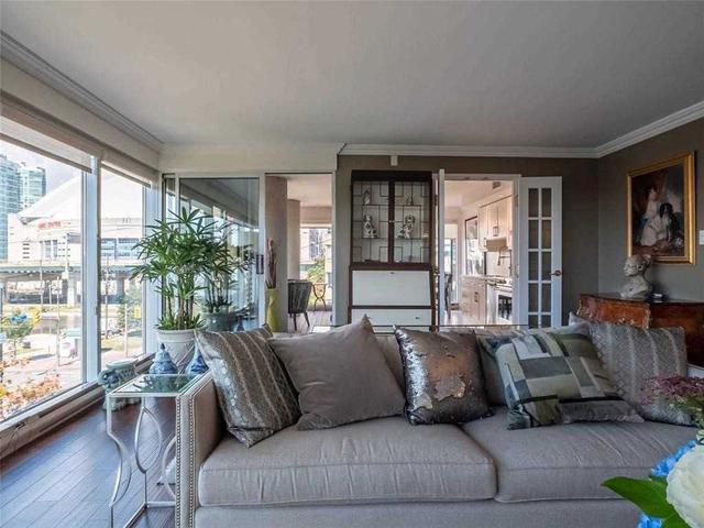 404 - 251 Queens Quay W, Condo with 2 bedrooms, 2 bathrooms and 1 parking in Toronto ON | Image 3