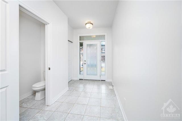 220 Gossamer Street, Townhouse with 3 bedrooms, 3 bathrooms and 3 parking in Ottawa ON | Image 4