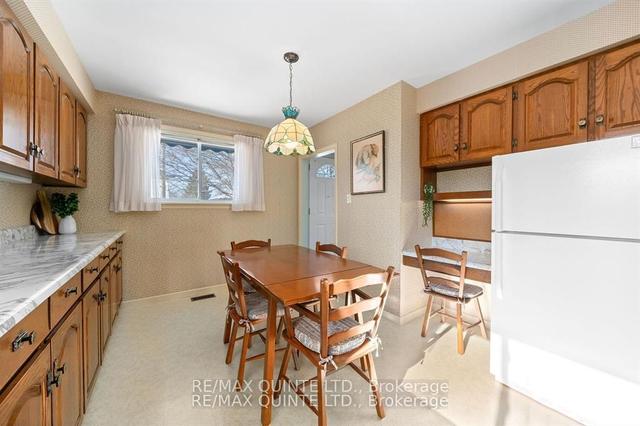 59 Sinclair St, House detached with 3 bedrooms, 1 bathrooms and 3 parking in Belleville ON | Image 2