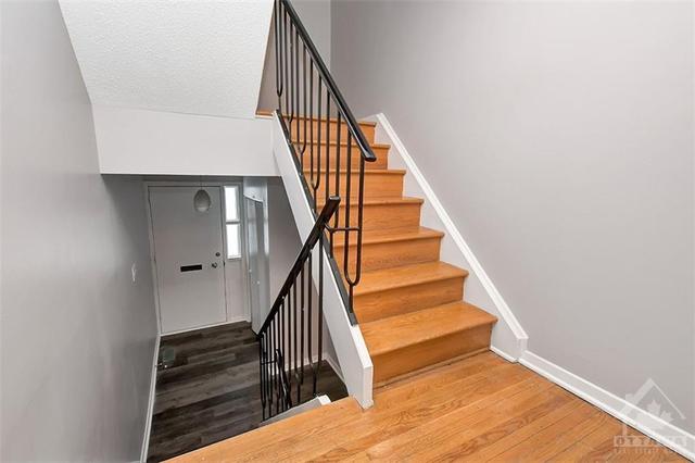 737 Springland Drive, Townhouse with 3 bedrooms, 2 bathrooms and 1 parking in Ottawa ON | Image 3