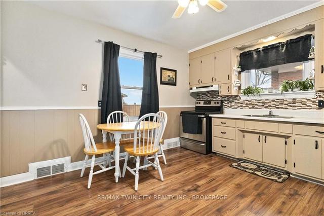 37 High St, House detached with 3 bedrooms, 2 bathrooms and 5 parking in Brantford ON | Image 2
