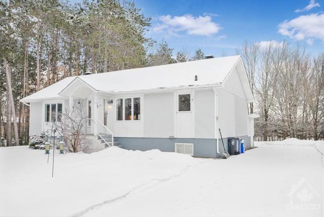 166 Concession 7 Road, House detached with 2 bedrooms, 2 bathrooms and 6 parking in Alfred and Plantagenet ON | Image 1