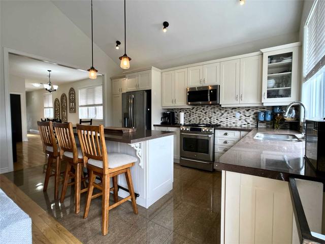 148 Beach Blvd, House detached with 2 bedrooms, 3 bathrooms and 3 parking in Hamilton ON | Image 3