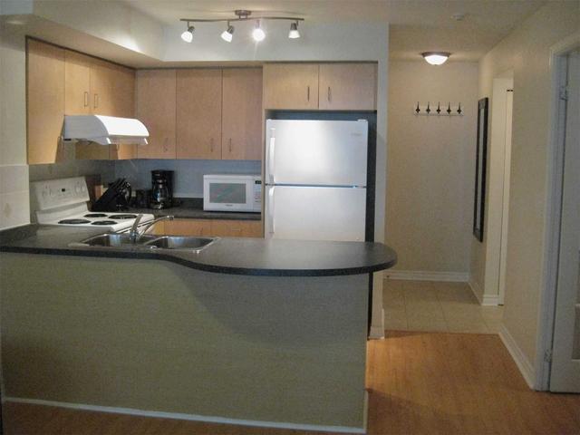 2009 - 17 Barberry Pl, Condo with 1 bedrooms, 2 bathrooms and 1 parking in Toronto ON | Image 3