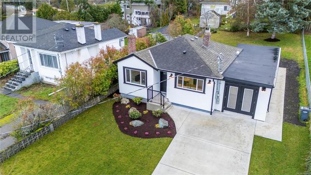 537 Broadway St, House detached with 3 bedrooms, 1 bathrooms and 6 parking in Saanich BC | Image 3