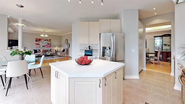 28 Sunburst Cres, House detached with 5 bedrooms, 5 bathrooms and 4 parking in Markham ON | Image 3