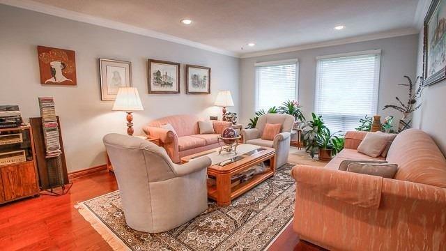 12 Granada Crt, House detached with 4 bedrooms, 4 bathrooms and 6 parking in Markham ON | Image 2